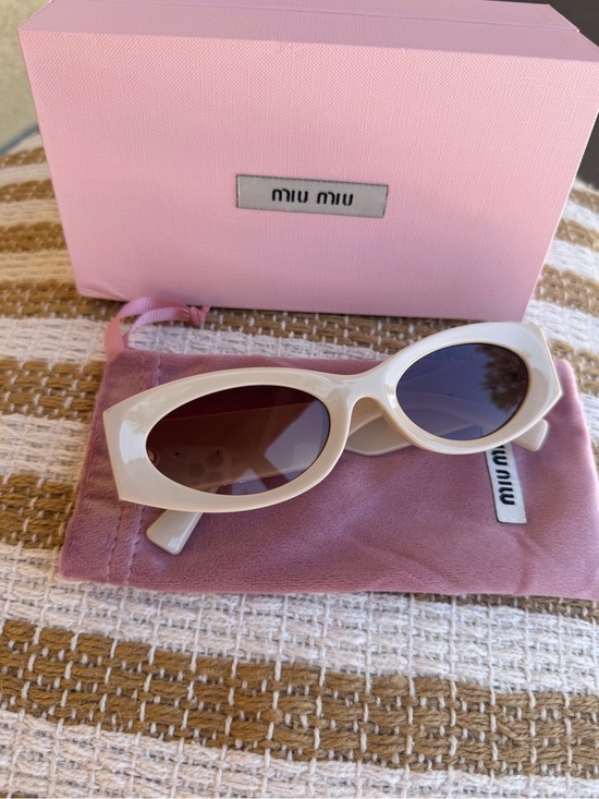 Miu Miu Accessories - White Oval Retro Cat-Eye Sunglasses with Gradient Lenses